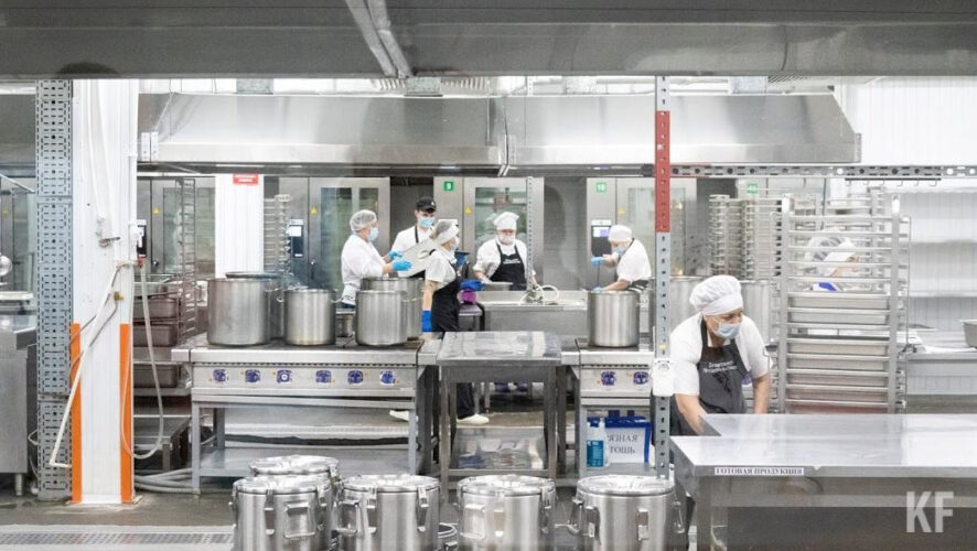 Повариха уронила пельмени на пол