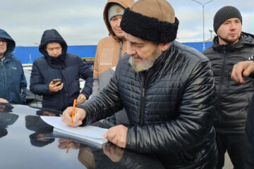 Несколько десятков владельцев ввезенных из-за границы иномарок собрались на парковке одного из ТЦ Казани