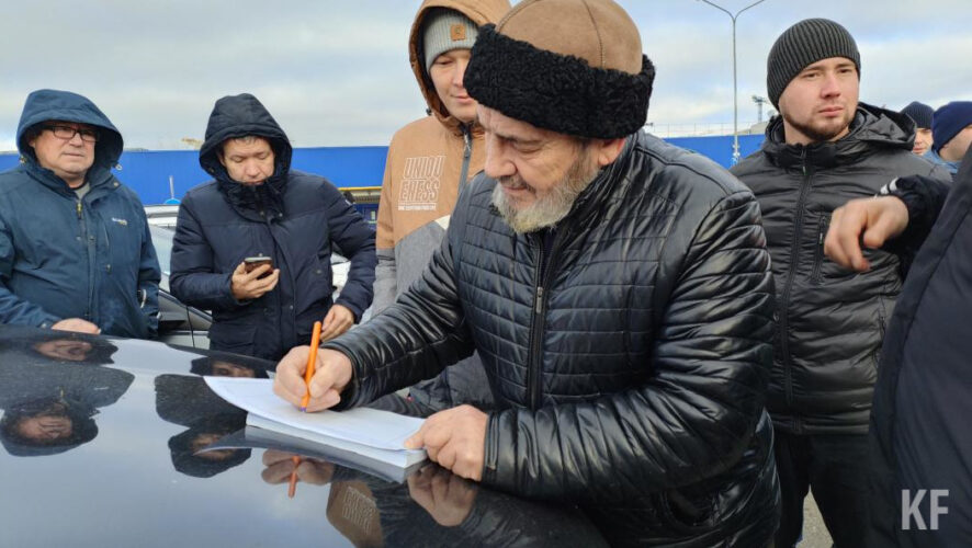 Несколько десятков владельцев ввезенных из-за границы иномарок собрались на парковке одного из ТЦ Казани