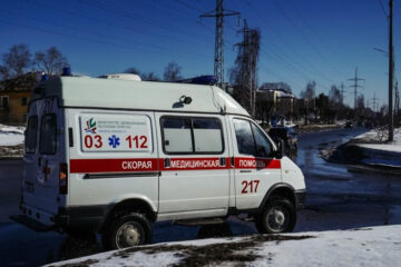 Медикам бросились помогать спасатели на снегоходе.