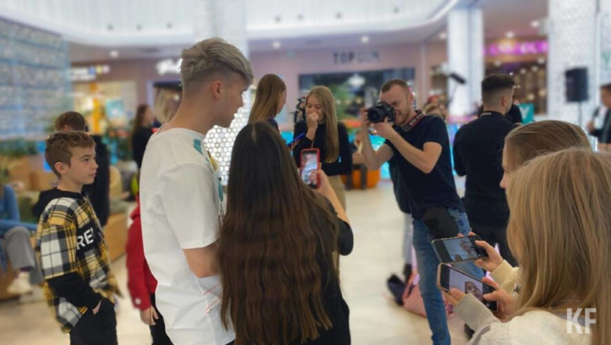 На протяжении десяти часов популярные креаторы выполняли непредсказуемые задания от своих подписчиков.