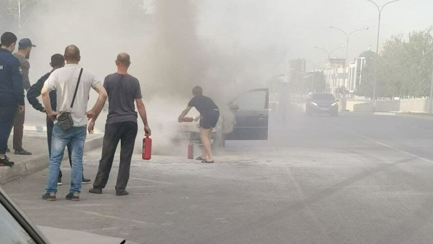 Люди успели выбежать из салона загоревшейся машины.