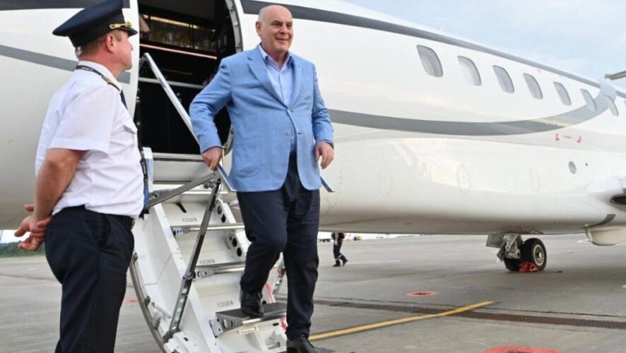 Лидера страны встретили в казанском аэропорту.