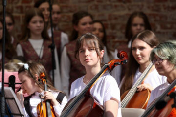 На сцене под открытым небом воспитанники школы исполнили классические произведения Вивальди