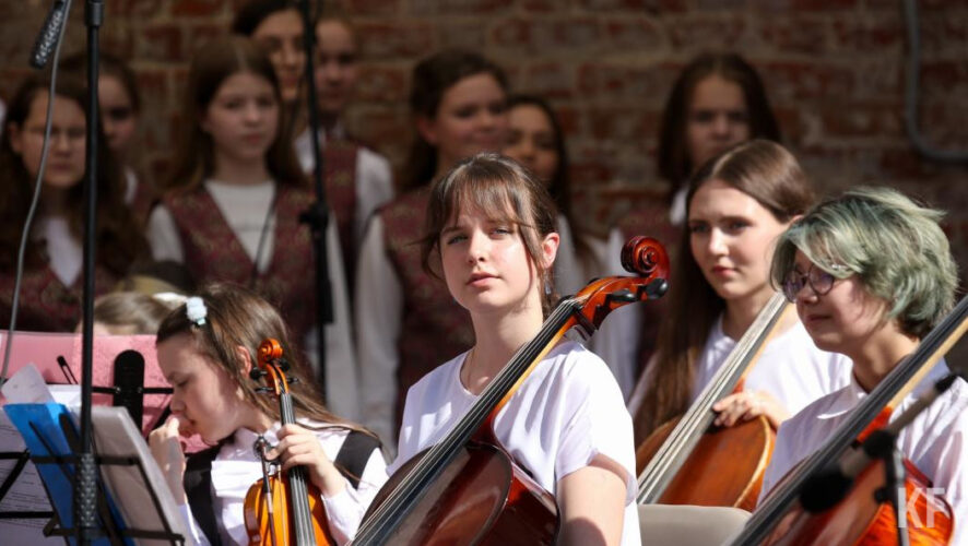 На сцене под открытым небом воспитанники школы исполнили классические произведения Вивальди