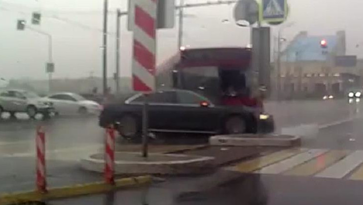 Водитель автобуса пытался проскочить перекресток на красный сигнал светофора.