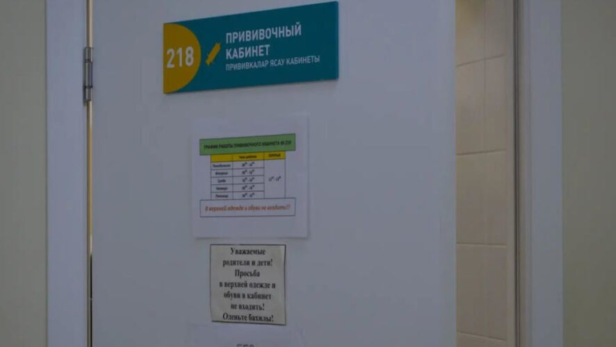 Прививать подростков будут в поликлинике №1 по улице Тукая.