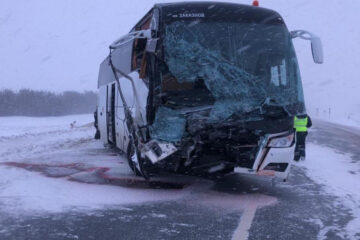 Пострадали несколько пассажиров и водитель снегоуборочной техники.