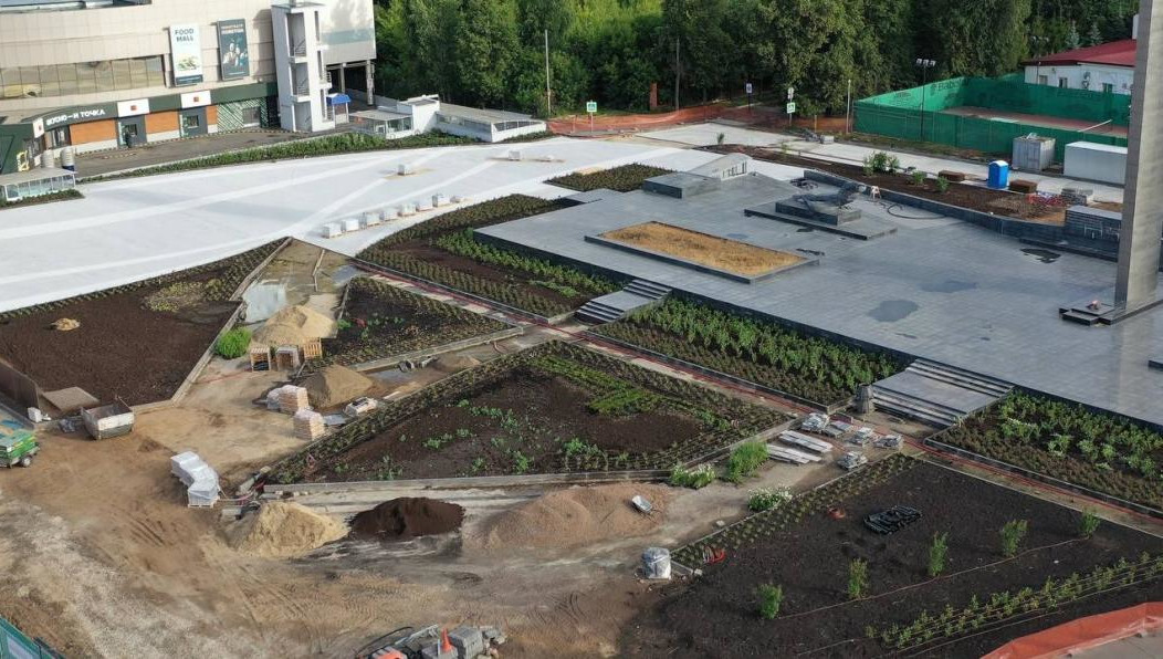 Сейчас активно сажают кустарники и многолетники.