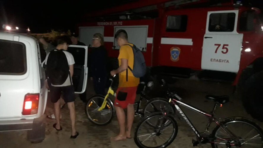 Благодаря спасателям ребята смогли вернуться домой.