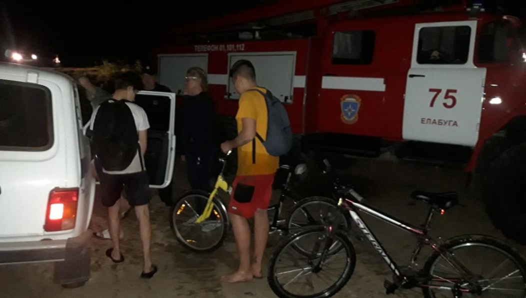 Благодаря спасателям ребята смогли вернуться домой.