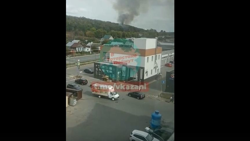 На площади 35 кв м пожарные начали тушить надворную постройку.