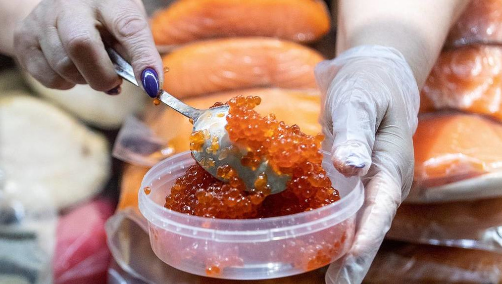 Даже самый дешевый вид икры на второй неделе декабря в опте увеличился в цене с прошлого месяца на 200 рублей.