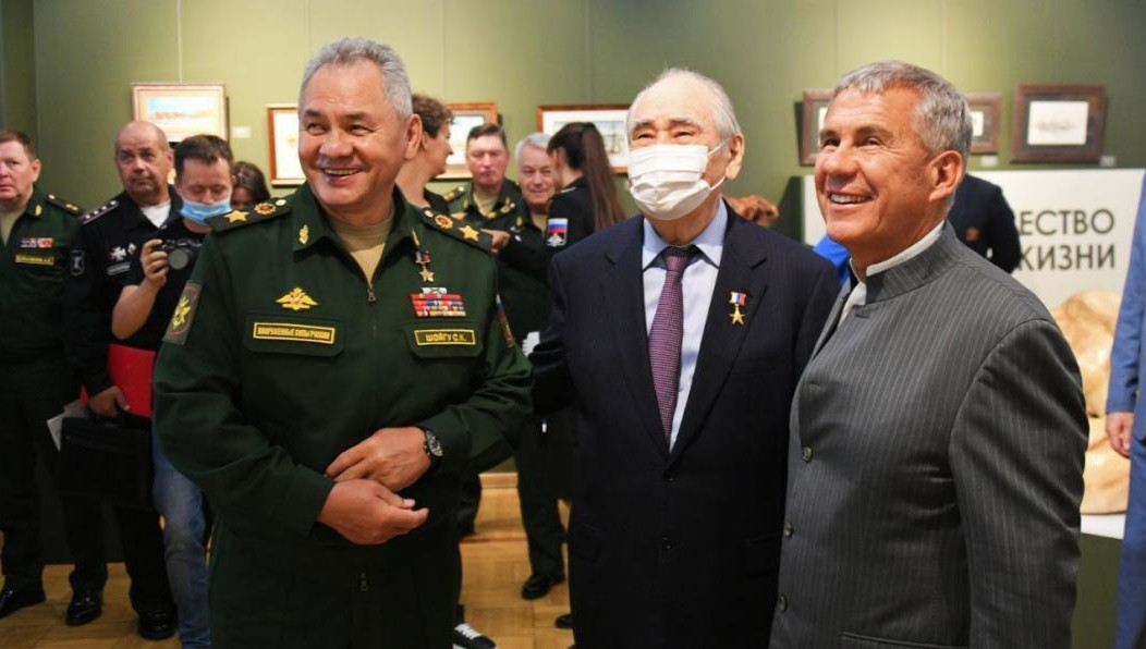 Глава Минобороны России и Рустам Минниханов возложили цветы к памятнику погибшим воинам-интернационалистам