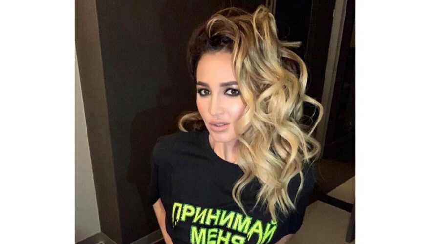 Последние сторис певицы были сняты из машины и на природе.