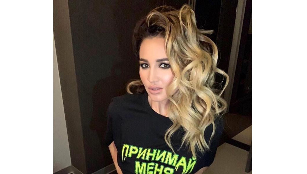 Последние сторис певицы были сняты из машины и на природе.