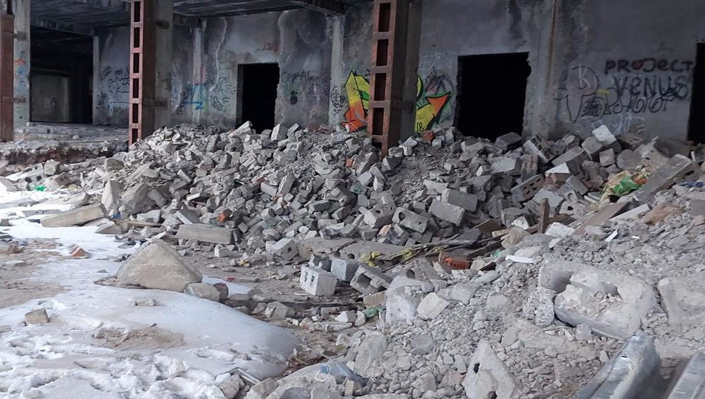 Школьник упал с десятиметровой высоты в гараже у дома 19/01.