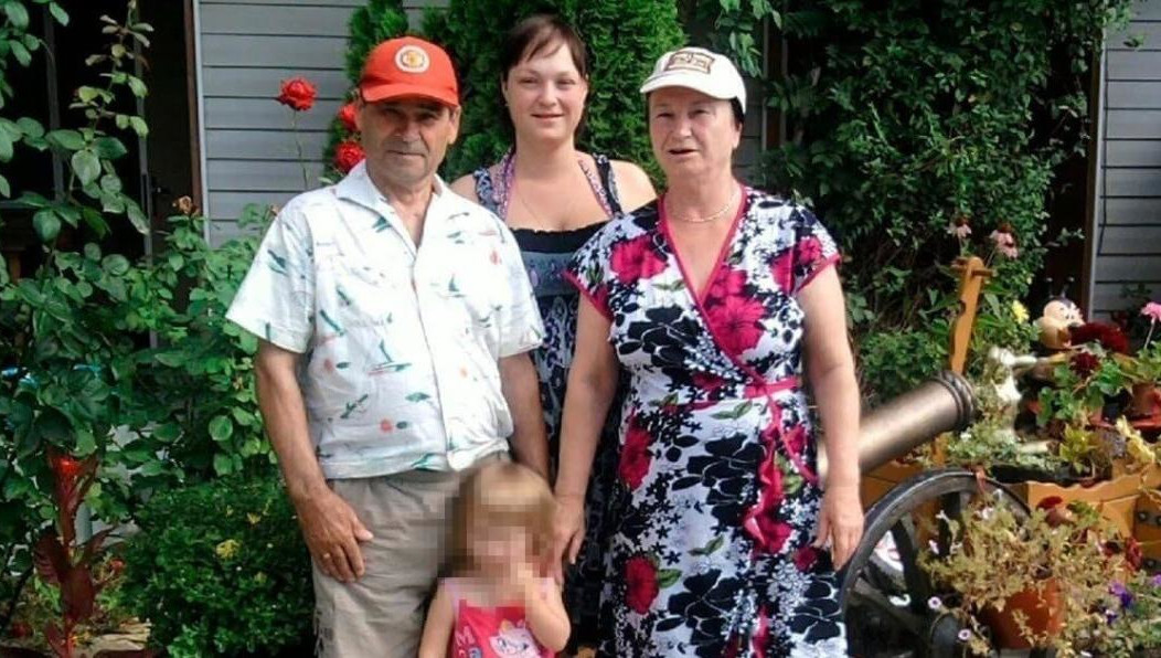 Росздравнадзор уже начал проверку по факту гибели родителей и бабушки школьницы.