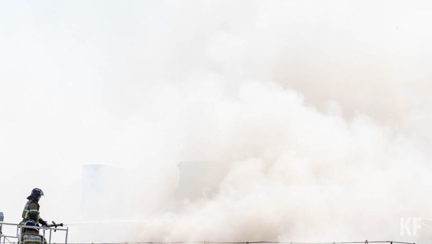 Площадь пожара составила 100 квадратных метров.