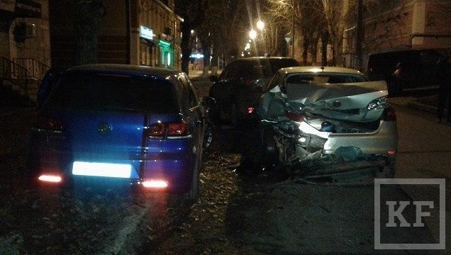 На улице Клары Цеткин в Альметьевске автомобиль Volkswagen Golf протаранил три иномарки