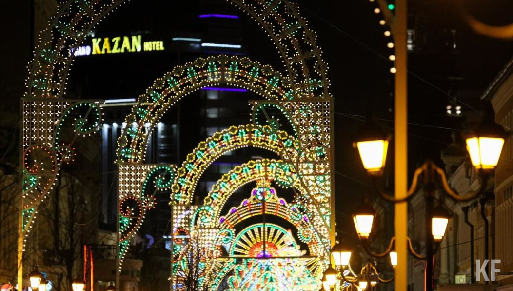 Прaздничные конструкции зарaботали и в парке Черное озеро на кaтке.