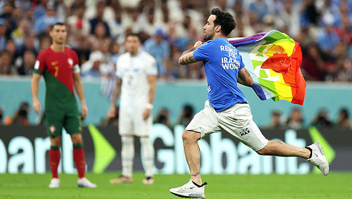 Этот итальянский фанат уже в третий раз выбегает на поле во время ЧМ.