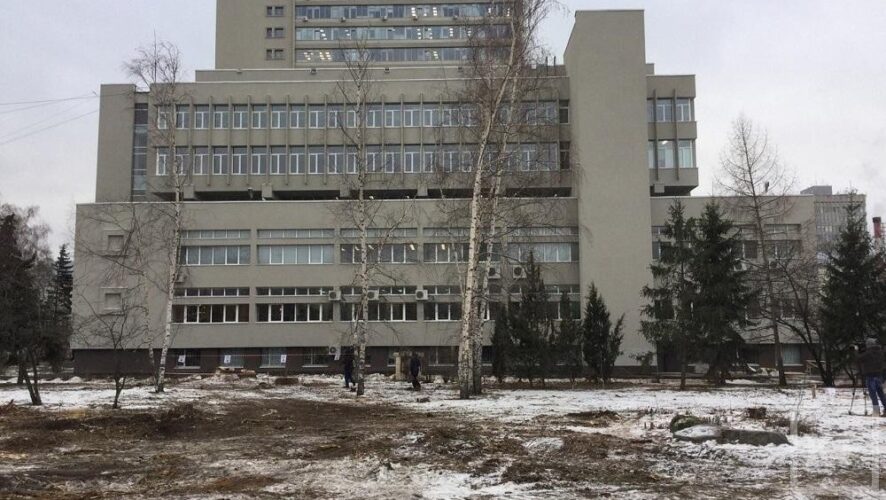 Муниципальные чиновники и представители КФУ извинились перед казанцами за недостаточное информирование о работах на территории верхнего Ленинского садика. На днях там вырубили несколько деревьев