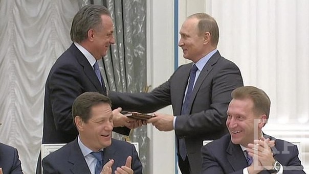 Президент России Владимир Путин поздравил министра спорта Виталия Мутко с днем рождения и подарил ему англо-русский разговорник