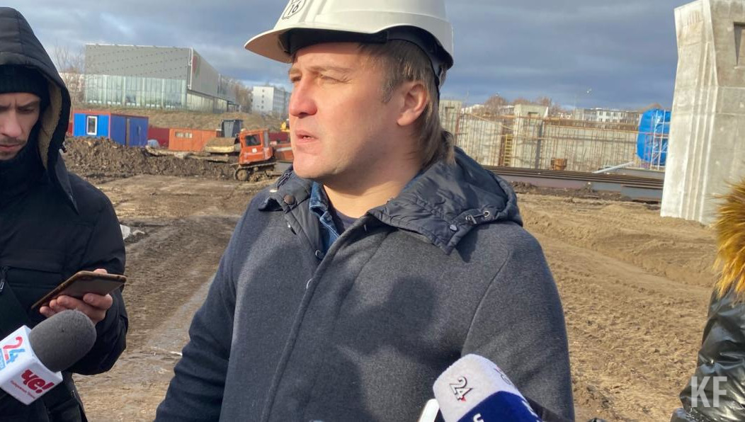 На стройке уже подняли все опоры конструкции