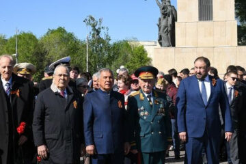 В честь 9 мая руководство Татарстана принимает участие в праздничных мероприятиях по всему городу.