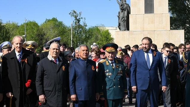 В честь 9 мая руководство Татарстана принимает участие в праздничных мероприятиях по всему городу.