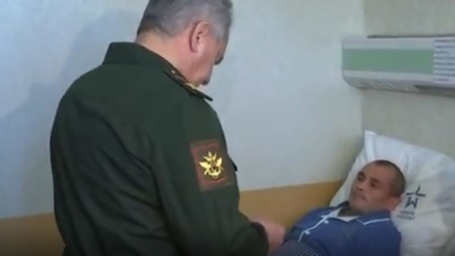 Награду бойцу вручил лично министр обороны России.