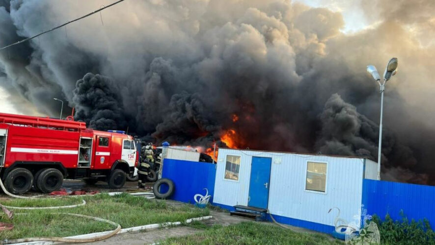 Предварительная площадь пожара составляет 450 квадратных метров.