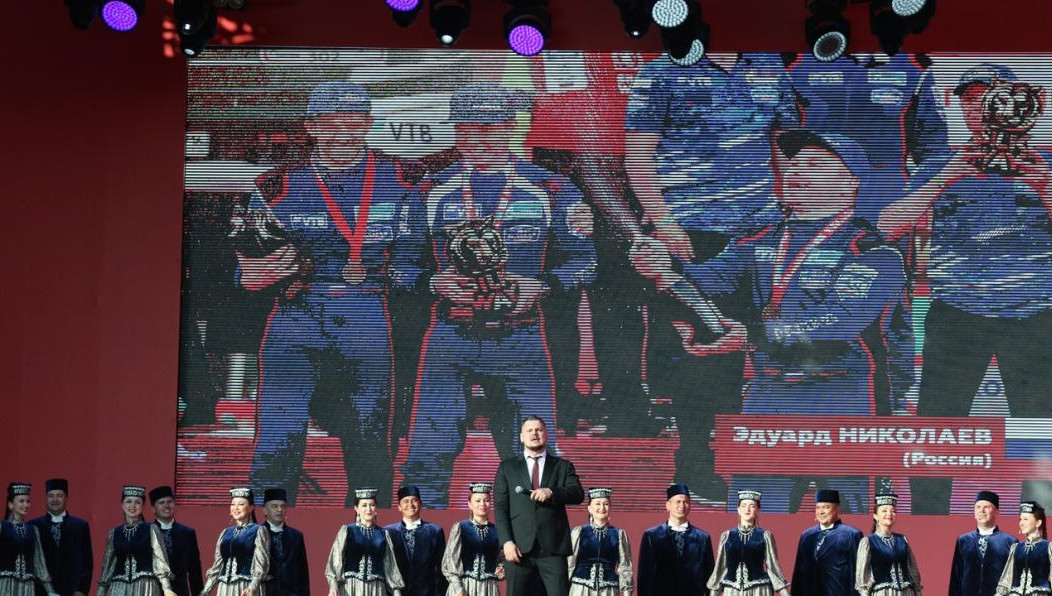 На подиуме появились автогонщики из 23 стран мира.