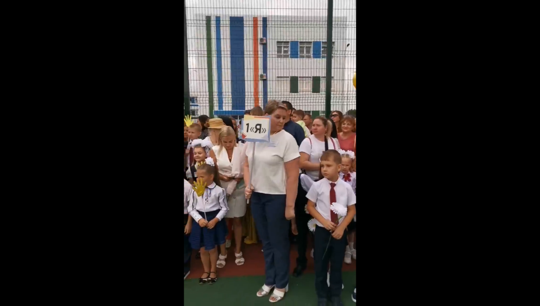 Всего в учебные учреждения города пришли 174 472 ребенка.