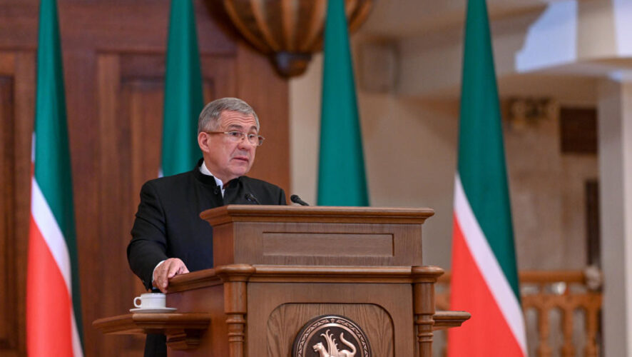 Раис республики выступает с обращением к Госсовету Татарстана.