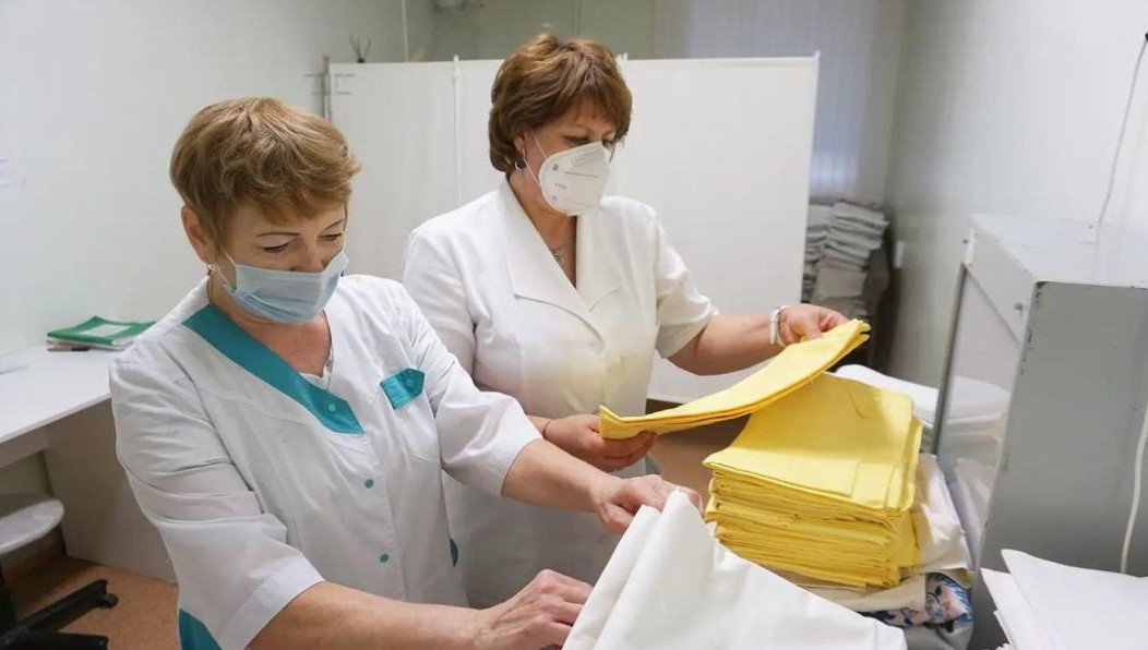 Среди подарков - подушки и тест-полоски для диабетиков.