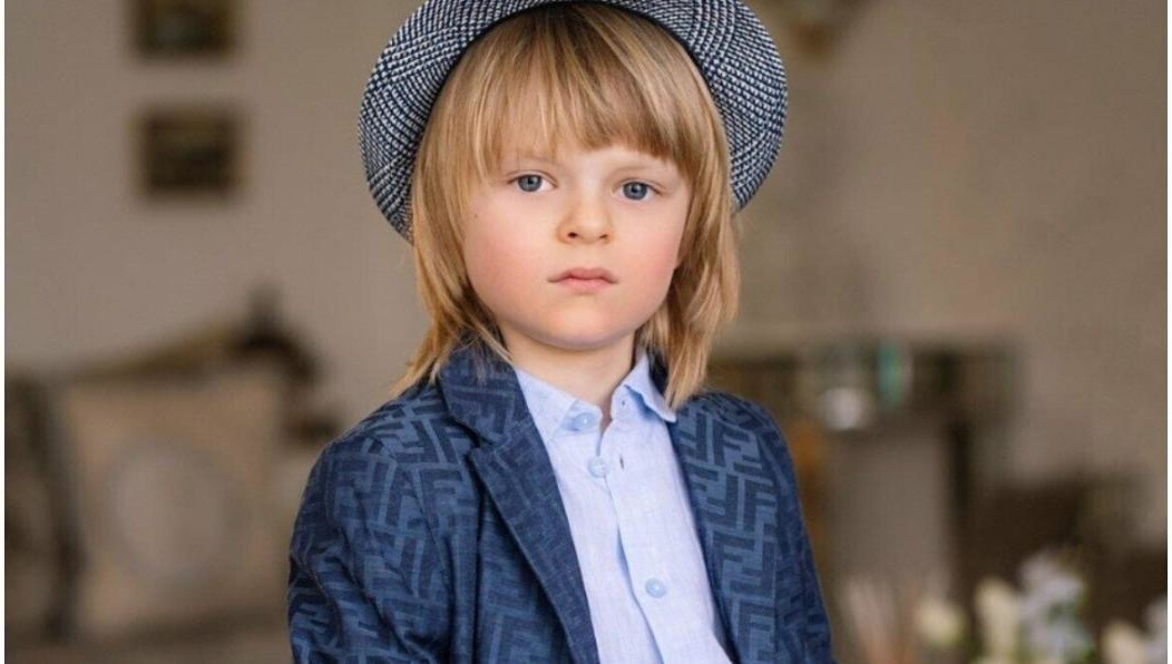 Звездный ребенок сломал руку во время игры в футбол