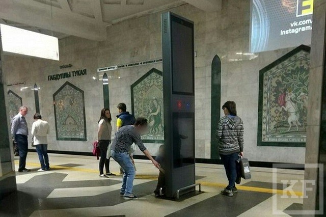 который справляет малую нужду прямо на информационный электронный стенд на станции метро «Площадь Тукая».