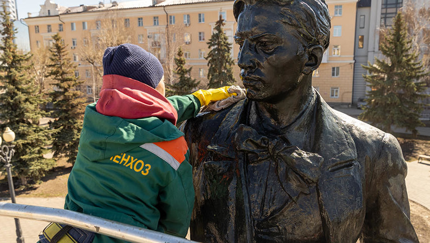 Душ &laquo;примут&raquo; более 90 монументов столицы Татарстана.