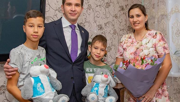 Айназ и Карим получили от главы республики &laquo;умные&raquo; колонки.