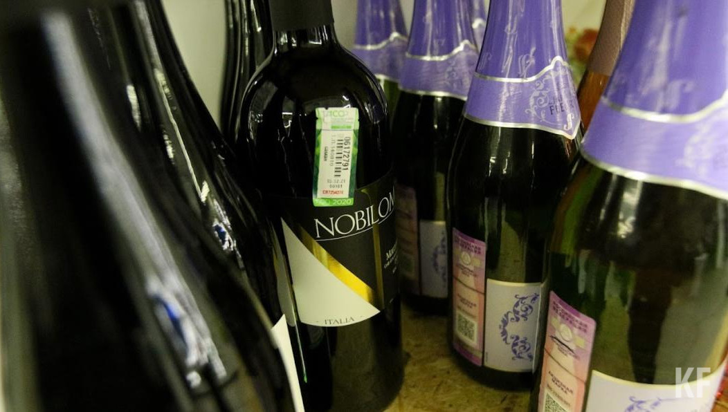 Молодые люди набрали две корзины коньяка и табачных изделий.