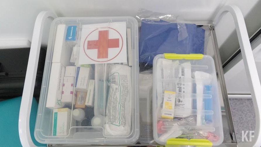 Они пришли к ребятам с подарками.