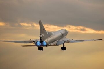 Удар шести дальних бомбардировщиков Ту-22М3 по объектам ИГИЛ (запрещена в России) опубликовало Минобороны РФ.