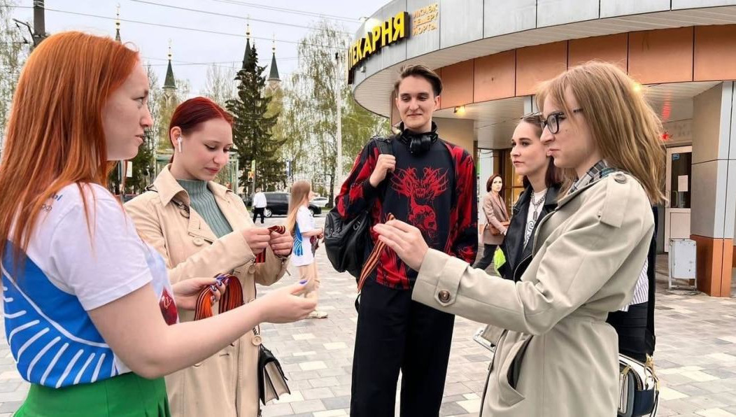 Символ 9 мая вручают в парках