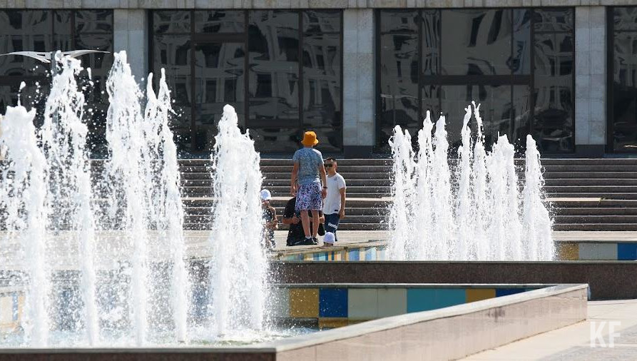 Планируется очистить поверхность плит фонтанов и композиций