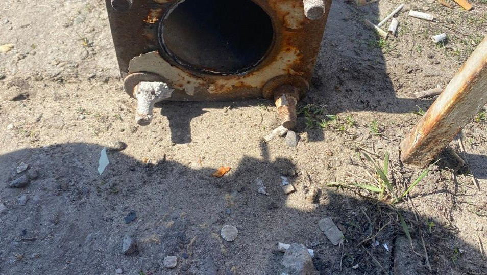 Мужчина не заметил дефект сварного шва опоры.