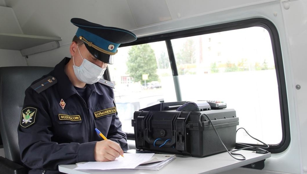 В посёлке Мирный автовладелец перечислил 100 тысяч рублей за полчаса под страхом ареста машины.