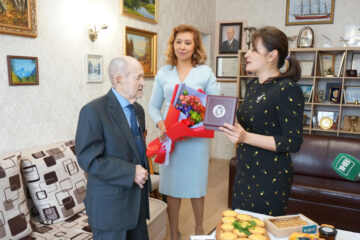 Медаль вручается&nbsp;за многолетний плодотворный труд на благо республики.