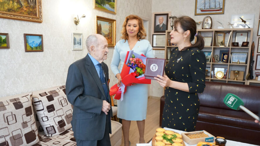 Медаль вручается&nbsp;за многолетний плодотворный труд на благо республики.